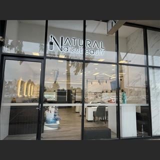 Sang shop nail trong shopping center Caroline springs