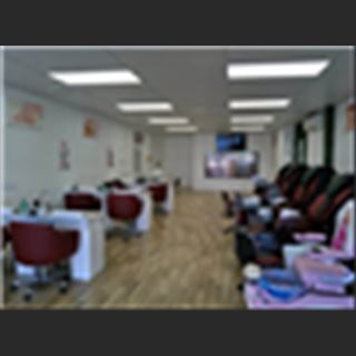 Tiệm Kadina Nails and Spa cần tuyển thêm thợ nails có kinh nghiệm.